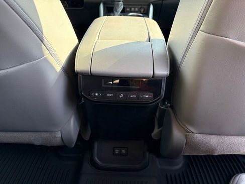 Certified 2021 Toyota Highlander XLE image 18