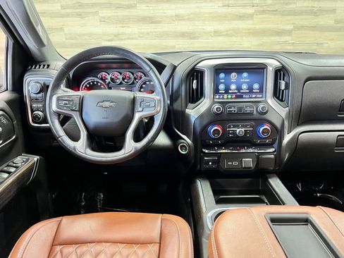 Used 2021 Chevrolet Silverado 1500 LT Trail Boss w/ Convenience Package II AWD/4WD image 2