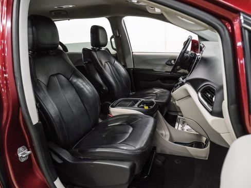 Used 2020 Chrysler Pacifica Touring-L image 35