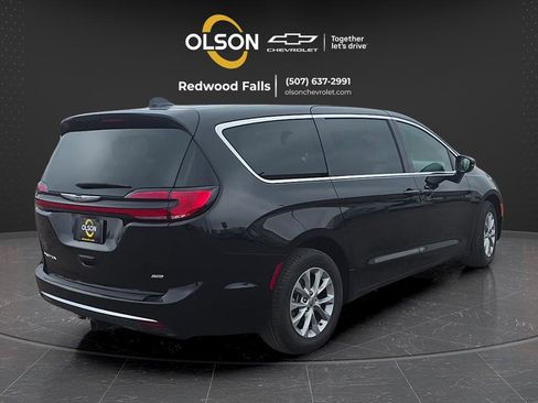 Used 2025 Chrysler Pacifica Select AWD/4WD image 8