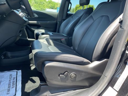 Used 2026 Chrysler Pacifica Select FWD image 7
