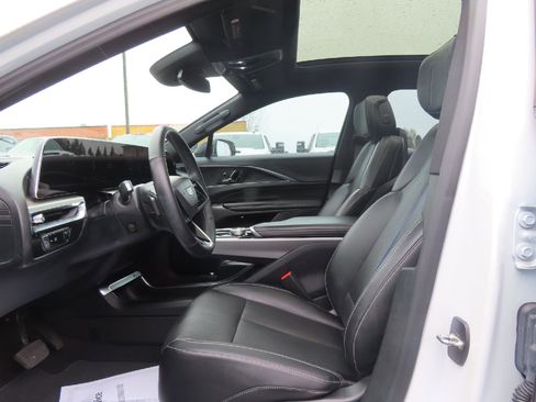 Used 2024 Cadillac Lyriq Luxury RWD image 15
