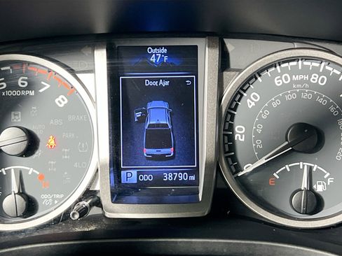 Used 2020 Toyota Tacoma SR5 w/ SR5 Appearance Package (SM) image 23