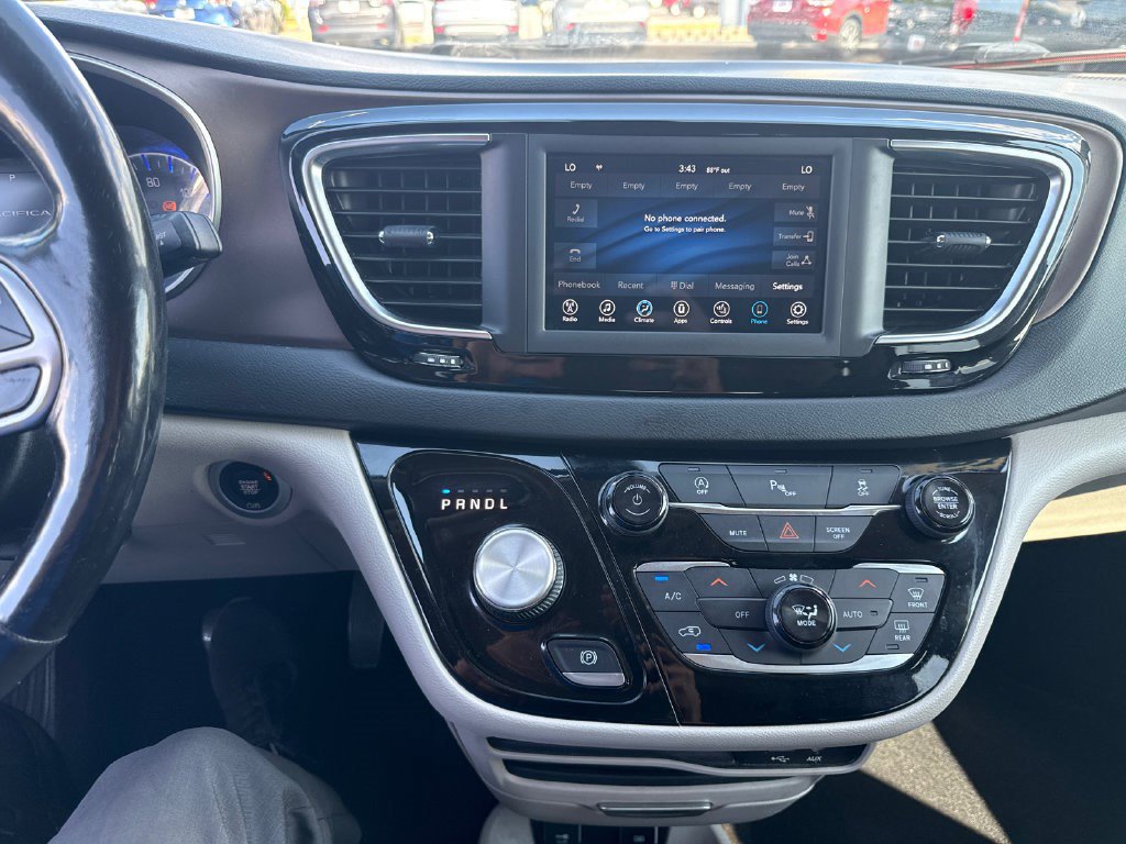 Used 2019 Chrysler Pacifica Touring Plus w/ Tire & Wheel Group FWD image 27