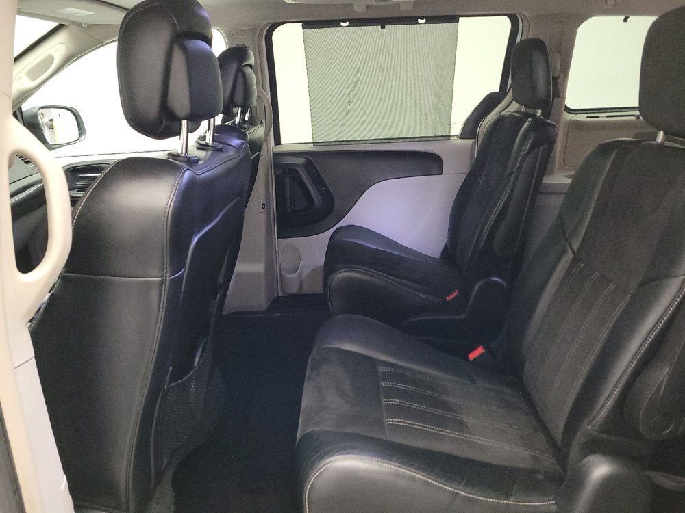 Used 2014 Chrysler Town & Country Touring-L FWD image 18