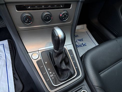 Used 2017 Volkswagen Golf Wolfsburg Edition image 28