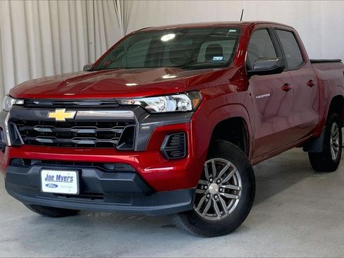 Used 2023 Chevrolet Colorado LT RWD image 2