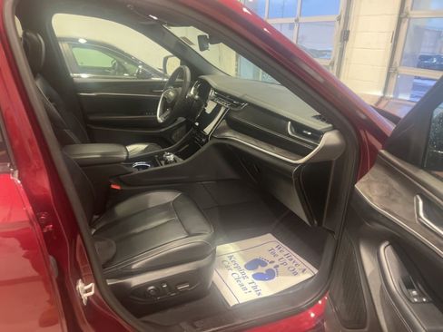 Used 2024 Jeep Grand Cherokee Limited image 11