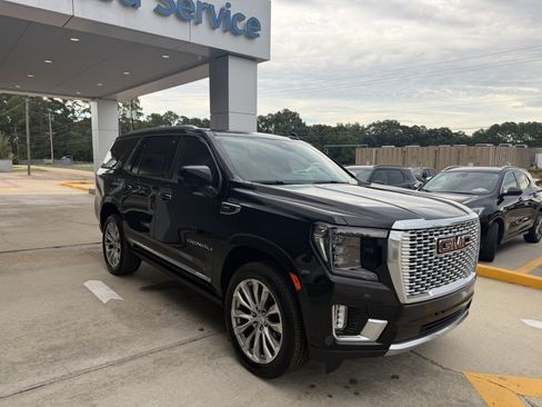 Used 2024 GMC Yukon Denali w/ Advanced Technology Package AWD/4WD image 3