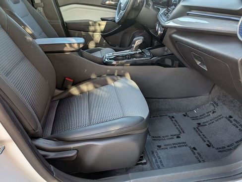 Used 2025 Chevrolet Trax LT w/ LT Convenience Package image 29