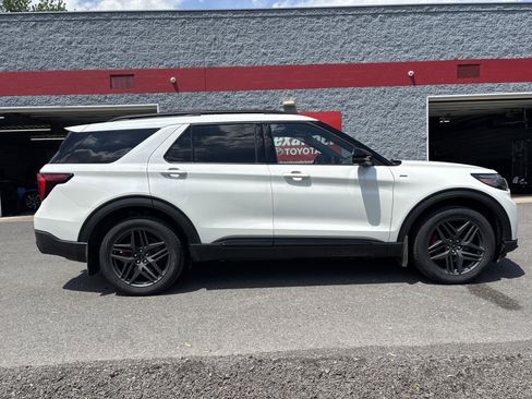 Used 2025 Ford Explorer ST-Line w/ Premium Package AWD/4WD image 2