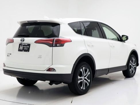 Used 2018 Toyota RAV4 LE image 8