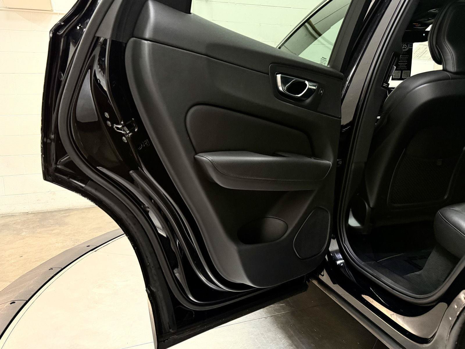 Used 2023 Volvo XC60 B5 Plus FWD image 16