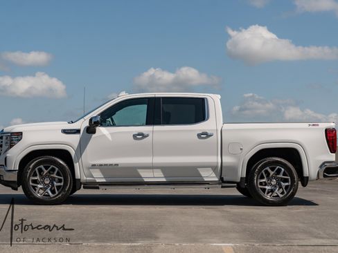 Used 2022 GMC Sierra 1500 SLT w/ SLT Premium Plus Package AWD/4WD image 5