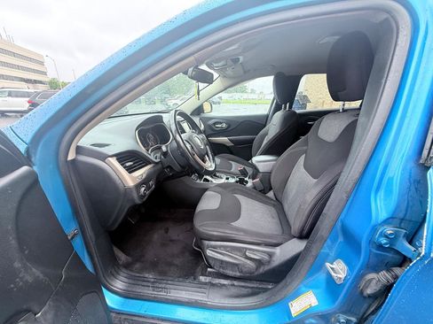 Used 2018 Jeep Cherokee Latitude w/ Altitude Package FWD image 10