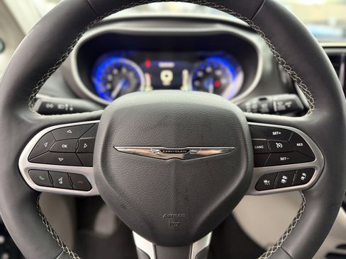 Used 2024 Chrysler Pacifica Touring-L image 34