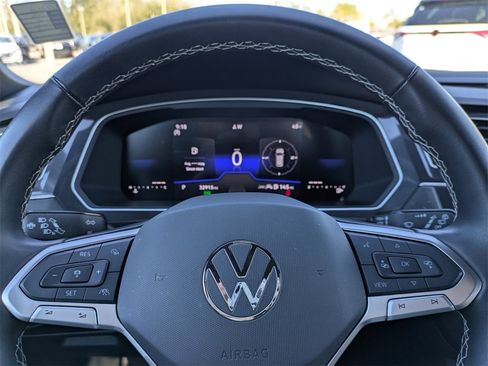 Used 2024 Volkswagen Tiguan SE image 32