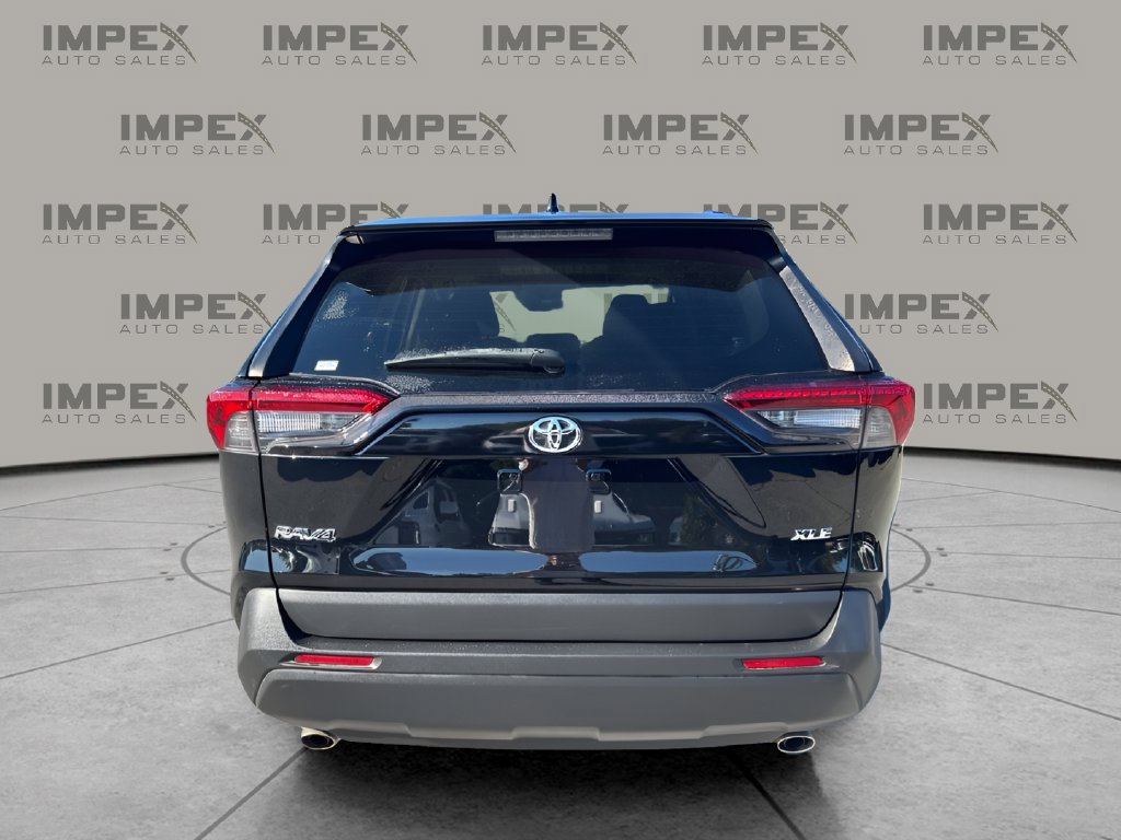 Used 2022 Toyota RAV4 XLE w/ Convenience Package FWD image 4