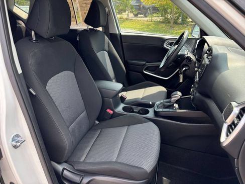 Used 2025 Kia Soul LX w/ LX Technology Package FWD image 35