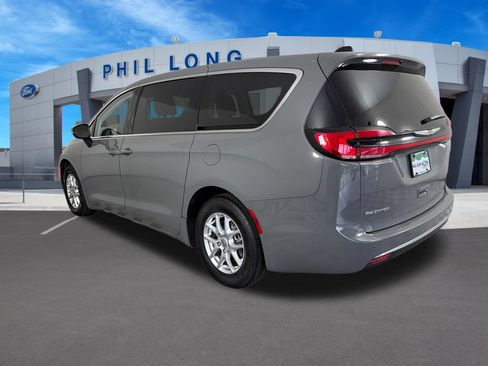 Used 2023 Chrysler Pacifica Touring-L FWD image 5