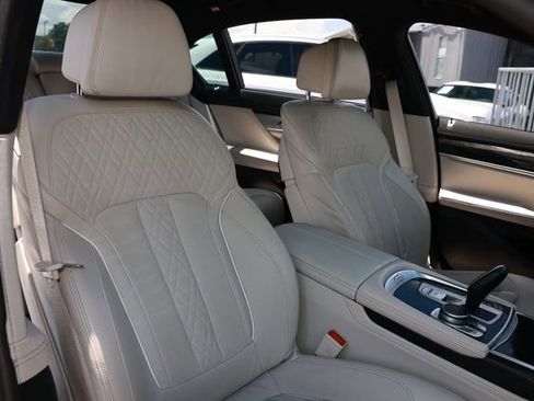 Used 2022 BMW 740i w/ Luxury Rear Seating Package RWD image 21
