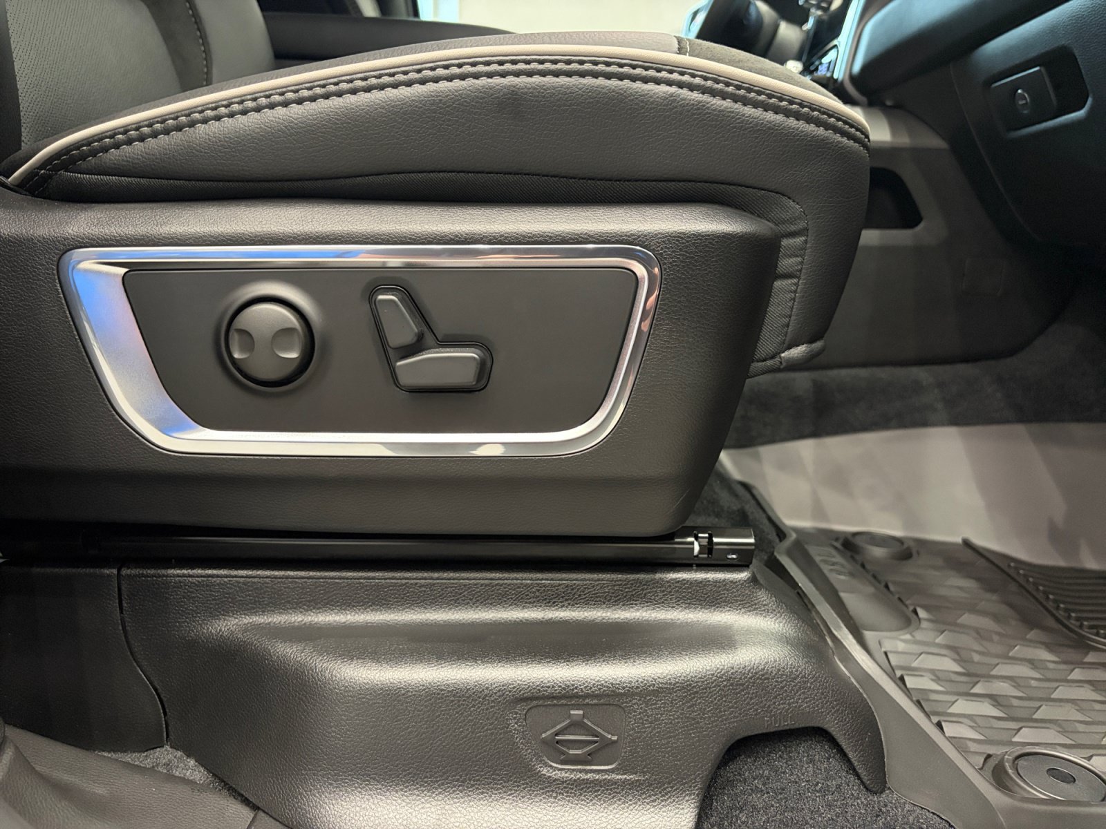 New 2026 RAM 1500 Laramie w/ Night Edition AWD/4WD image 29
