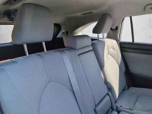 Used 2022 Toyota Highlander LE image 22