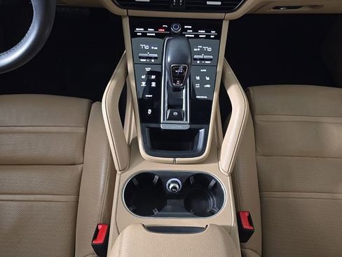 Certified 2023 Porsche Cayenne Platinum Edition image 22