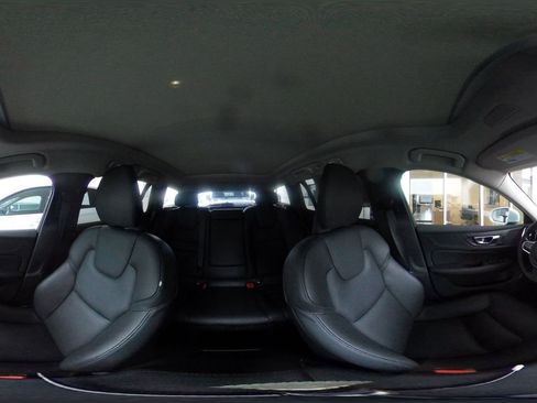 Used 2025 Volvo V60 B5 Cross Country Plus image 42