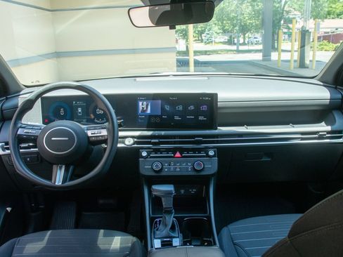 Used 2025 Hyundai Santa Cruz SE FWD image 2
