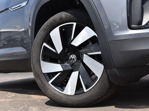 Used 2025 Volkswagen Atlas Cross Sport SE image 3