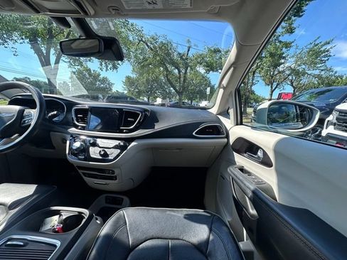Used 2020 Chrysler Pacifica Limited w/ Advanced Safetytec Group FWD image 27