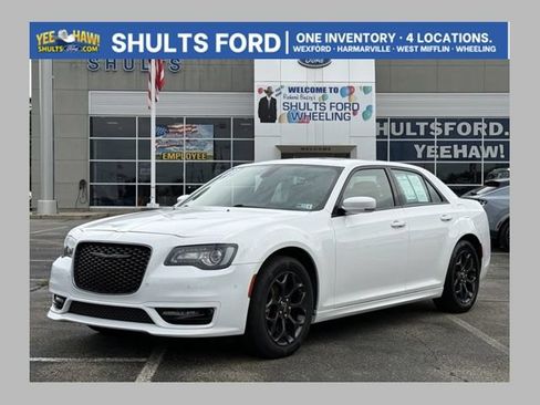 Used 2022 Chrysler 300 Touring L w/ Popular Equipment Group AWD/4WD image 1