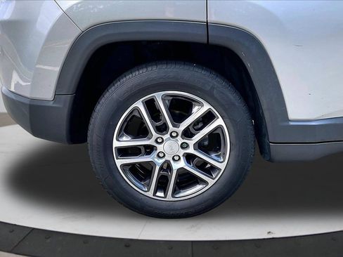 Used 2019 Jeep Compass Latitude FWD image 35