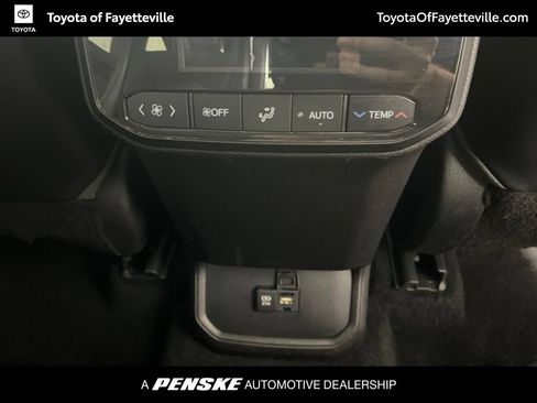 Used 2021 Toyota Highlander XSE FWD image 19