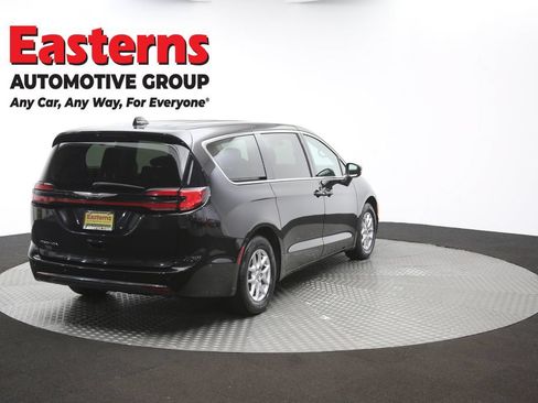 Used 2023 Chrysler Pacifica Touring-L FWD image 41
