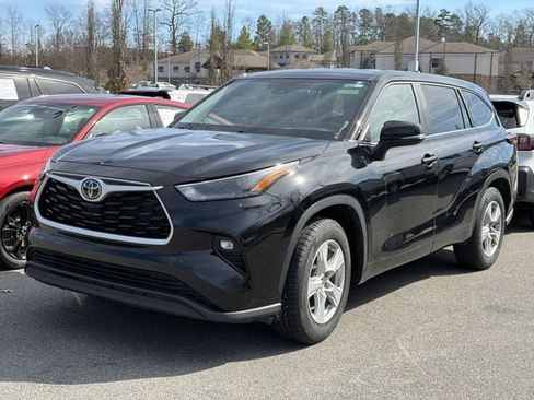 Used 2024 Toyota Highlander LE image 2