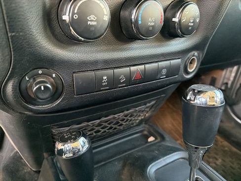 Used 2018 Jeep Wrangler Unlimited Sahara image 41