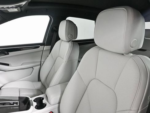 Certified 2025 Porsche Macan image 5