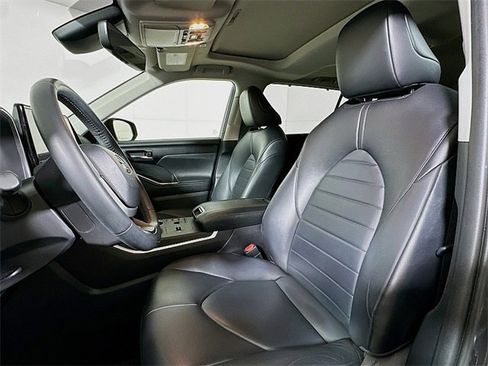 Used 2023 Toyota Highlander XLE image 11