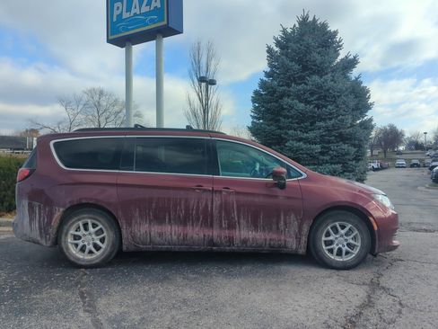Used 2020 Chrysler Voyager Lxi image 5