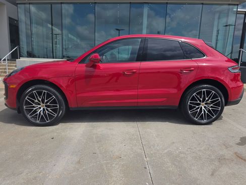 Certified 2022 Porsche Macan AWD/4WD image 2