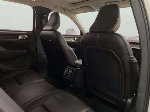Used 2025 Volvo XC40 B5 Plus image 21
