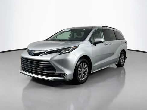 Certified 2021 Toyota Sienna XLE w/ XLE Plus Package FWD image 3