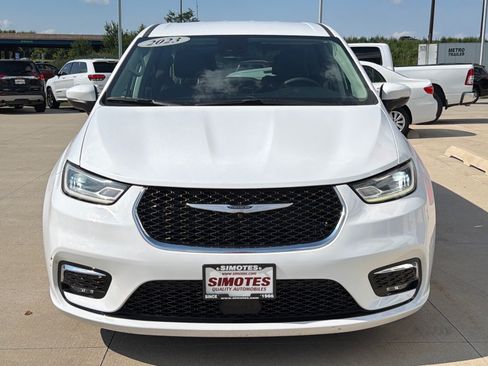 Used 2023 Chrysler Pacifica Touring-L FWD image 3