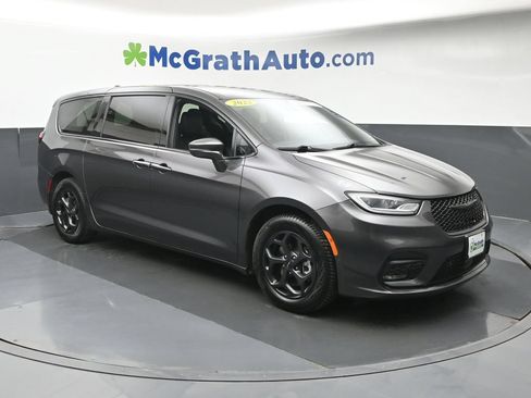 Used 2022 Chrysler Pacifica Touring-L w/ Uconnect Theater Family Group FWD image 2