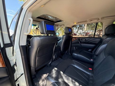 Used 2015 INFINITI QX80 4WD w/ Deluxe Technology Package image 17