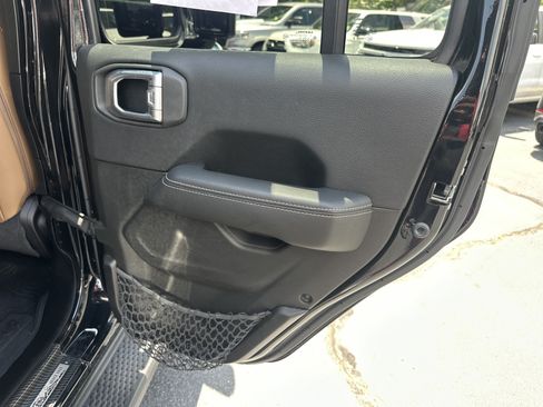 Used 2023 Jeep Wrangler Unlimited Sahara AWD/4WD image 20