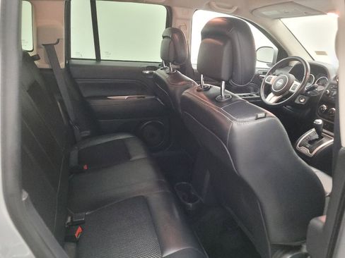 Used 2017 Jeep Compass Latitude FWD image 19