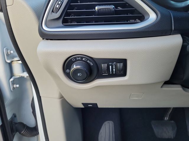 Used 2024 Chrysler Pacifica Touring-L FWD image 21